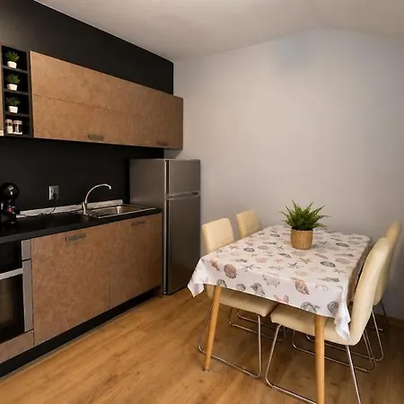 Apartment Cozy 1br W/ Terrace, Free Parking & Bbq Garden