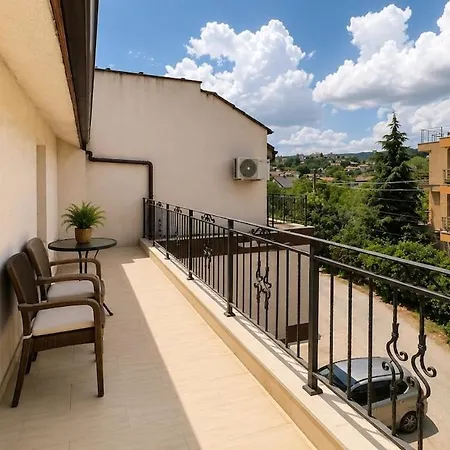 Cozy 1br W/ Terrace, Free Parking & Bbq Garden