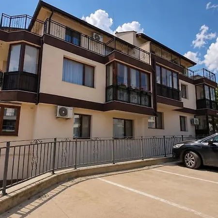 Cozy 1br W/ Terrace, Free Parking & Bbq Garden